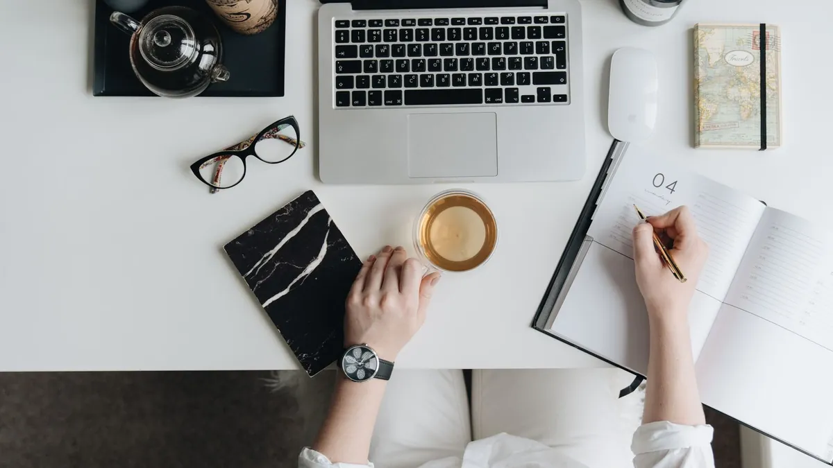 Comment créer un plan de contenu SEO sur 90 jours avec l'IA : la méthode pas-à-pas pour entrepreneurs sans équipe éditoriale